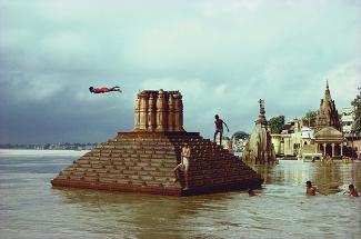 Raghubir Singh, Man Diving, Ganges Floods, Benares, Uttar Pradesh, 1985. Photograph © 2017 Succession Raghubir Singh.