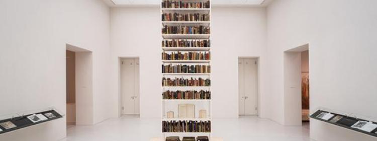 Maria Eichhorn, Unlawfully acquired books from Jewish ownership. Installation view, Neue Galerie, Kassel, documenta 14. © Maria Eichhorn/VG Bild-Kunst, Bonn 2017. Photograph Mathias Völzke.