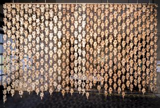 Máret Ánne Sara, Pile o’ Sápmi. Curtain made from reindeer skulls and metal wire, 300 x 450cm. Neue Neue Galerie (Neue Hauptpost) Kassel. Photograph Mathias Völzke.
