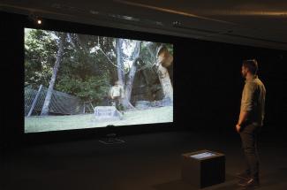 Cheryl L’Hirondelle, nîpawiwin Dharawal ohci (standing up for the Dharawal), 2016. Installation views. Video loop, processing code, Kinect camera, data projection, plinth, screen, light, audience participation. Commissioned by Campbelltown Arts Centre. Courtesy Campbelltown Arts Centre. Photograph Simon Hewson.